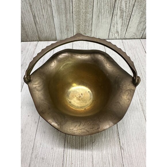 Vintage Solid Brass Basket with Handle Ruffled Scalloped Edge - Made in India - Picture 4 of 8